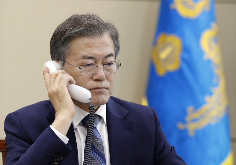 ▲문재인 대통령이 남북정상회담 사흘 전인 24일 오후 청와대에서 아베 신조 일본 총리와 전화 통화를 하고 있다. (연합뉴스)