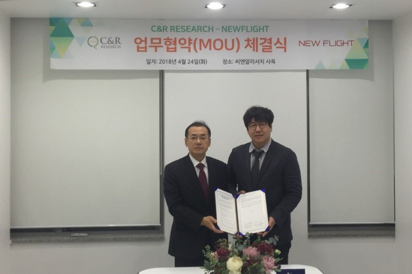 ▲임상시험수탁기관(CRO) 씨엔알리서치가 25일 엑셀러레이터와 뉴플라이트와 바이오ㆍ헬스케어 스타트업의 글로벌 진출 지원을 위한 업무협약을 체결했다. 씨엔알리서치 박관수 대표 (왼쪽), 뉴플라이트 조승욱 대표 (오른쪽)(씨엔알리서치)