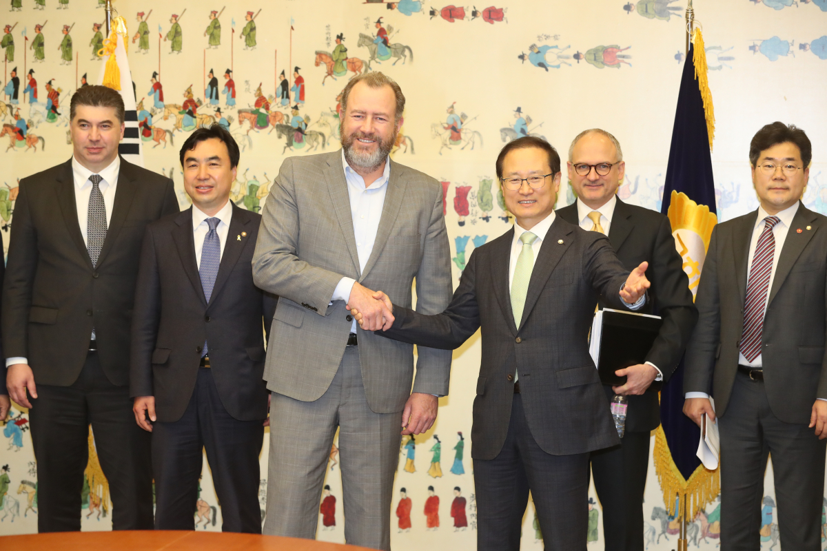 ▲댄 암만 제너럴 모터스(GM) 총괄사장이 26일 오전 국회에서 더불어민주당 한국GM 대책특위 홍영표 위원장 등과 면담에 앞서 악수하고 있다.(연합뉴스)