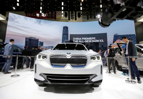 ▲독일 자동차기업 BMW의 스포츠유틸리티차량(SUV) 전기차 iX3의 콘셉트카가 25일(현지시간) 중국 베이징 모터쇼에서 세계 최초로 공개됐다. 베이징/로이터연합뉴스