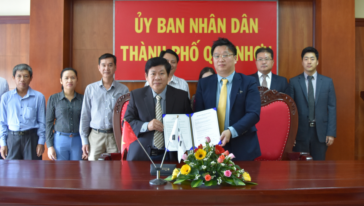 ▲지난 19일 베트남 꾸이년시 청사에서 응오 호앙 남 시장과 HDC신라면세점 노주현 기획팀장이 상호 협력을 통한 복지 증진과 관광산업 발전을 다짐하며 협약서에 서명하고 있다.(사진제공=HDC신라면세점)