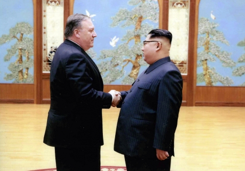 ▲이달 초 북한을 방문한 마이크 폼페이오(왼쪽) 미국 국무장관(당시 CIA 국장)과 김정은 북한 노동당 위원장이 악수를 하고 있다. 26일(현지시간) 백악관은 두 사람의 회동은 예정되지 않은 ‘깜짝 만남’이었다며 사진을 공개했다. AP연합뉴스
