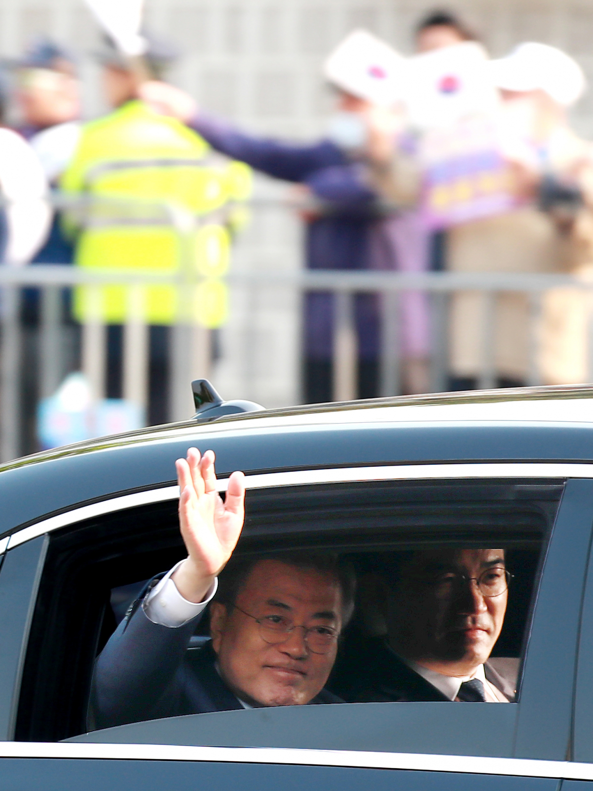 ▲문재인 대통령이 27일 오전 서울 광화문 정부서울청사 앞을 지나 회담이 열리는 판문점으로 향하며 시민들에게 인사하고 있다. (연합뉴스)