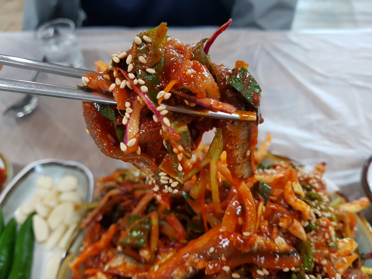 ▲멸치무침. 봄날 동해나 남해를 찾는다면 당연히 먹어봐야 한다. 