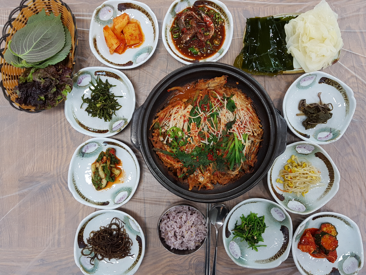 ▲멸치쌈밥 정식 한 상. 