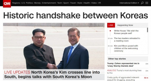 ▲CNN이 홈페이지 메인화면에서 문재인 대통령과 김정은 북한 노동당 위원장의 남북정상회담 소식을 전하고 있다. CNN홈페이지 캡쳐.
