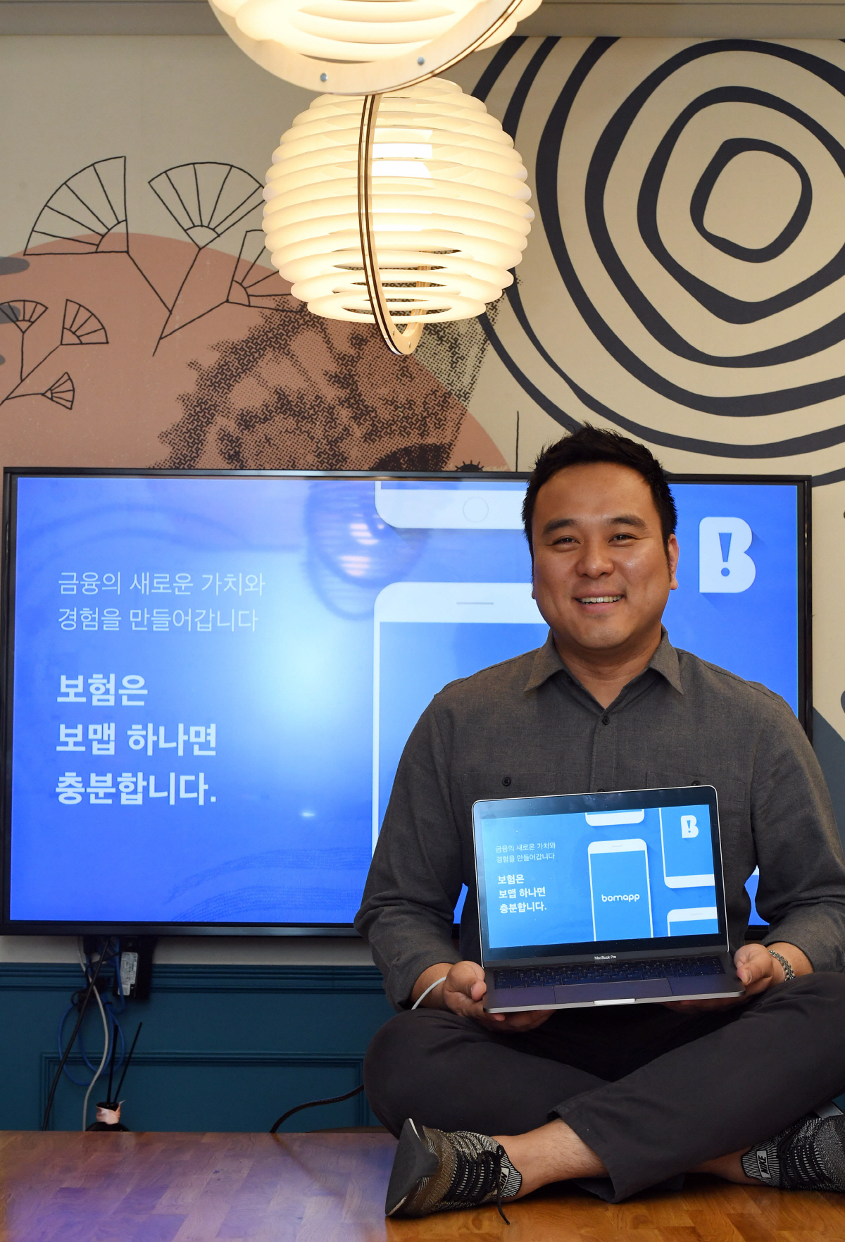 ▲류준우 보맵 대표가 서울 강남구 위워크 강남점 사무실에서 보험사와 가입자 간 정보 비대칭성 해소를 위한 보험 정보 어플리케이션 보맵을 설명하고 있다. 오승현 기자 story@