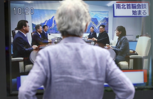 ▲27일(현지시간) 일본 도쿄에서 한 남성이 남북정상회담 TV 중계를 보고 있다. 도쿄/AP연합뉴스
