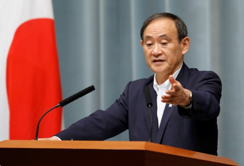▲스가 요시히데 일본 관방장관이 1월 11일(현지시간) 기자들의 질문에 답변하고 있다. 도쿄/로이터연합뉴스
