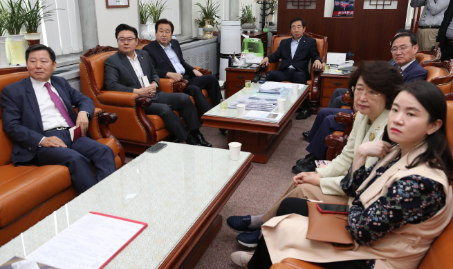 ▲2018남북정상회담이 열린 27일 국회에서 자유한국당 김성태 원내대표와 의원들이 문재인 대통령이 판문점에서 북한 김정은 국무위원장을 만나는 TV 생중계를 보고 있다. 2018.4.27 (연합뉴스)