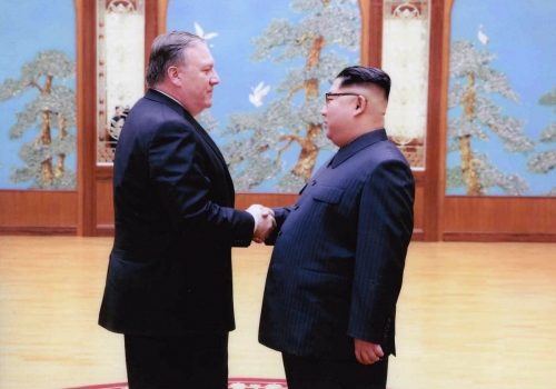 ▲마이크 폼페이오 미국 국무장관이 이달 초 평양에서 김정은 북한 국무위원장을 만나 악수를 하고 있다. 이 사진은 백악관이 26일(현지시간) 공개했다. UPI연합뉴스
