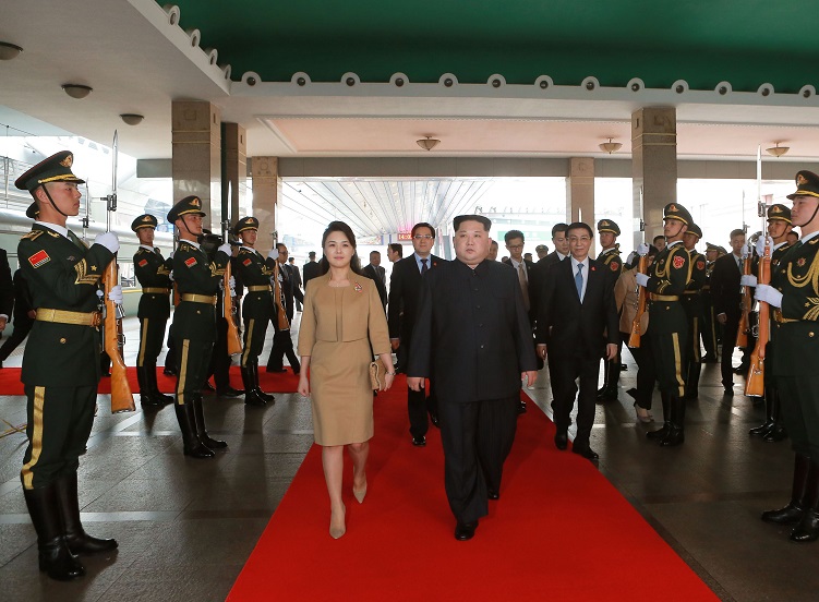 ▲사진은 3월 26일 전용열차로 베이징역에 도착한 김정은 위원장과 부인 리설주가 의장대를 사열하는 모습.(연합뉴스)