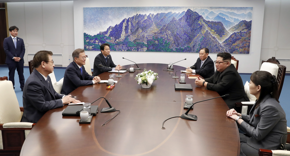 ▲문재인 대통령과 김정은 국무위원장이 27일 판문점 평화의 집 2층 회담장에서 열린 남북정상회담에서 마무리발언하고 있다.(한국 공동 사진기자단)