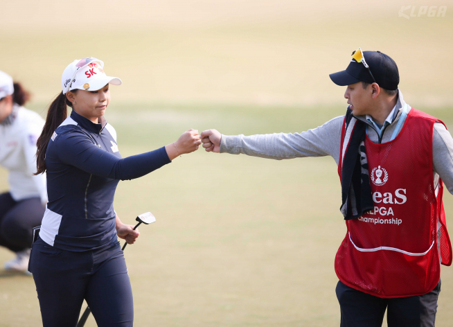 ▲11번홀에서 버디를 잡은 뒤 캐디와 하이파이브를 하고 있는 김지영2