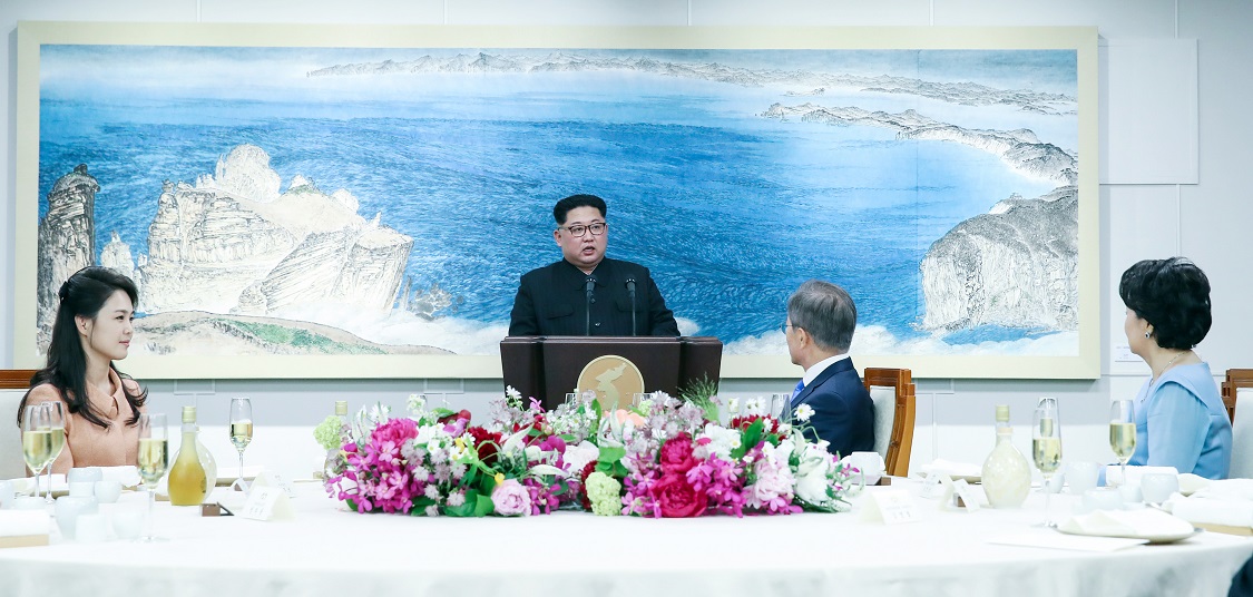 ▲문재인 대통령과 부인 김정숙 여사가 27일 오후 판문점 평화의 집에서 열린 환영만찬에서 김정은 국무위원장의 답사를 듣고 있다.(한국 공동 사진기자단)