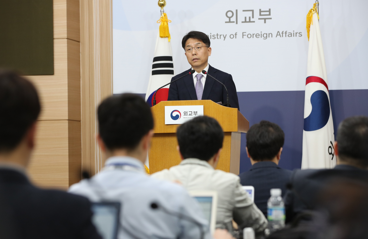 ▲노규덕 외교부 대변인이 지난 3일 서울 종로구 외교부에서 열린 정례브리핑에서 가나 주변 해역에서 발생한 우리 국민 3명의 피랍사건과 관련한 취재진의 질문에 답하고 있다. (연합뉴스)