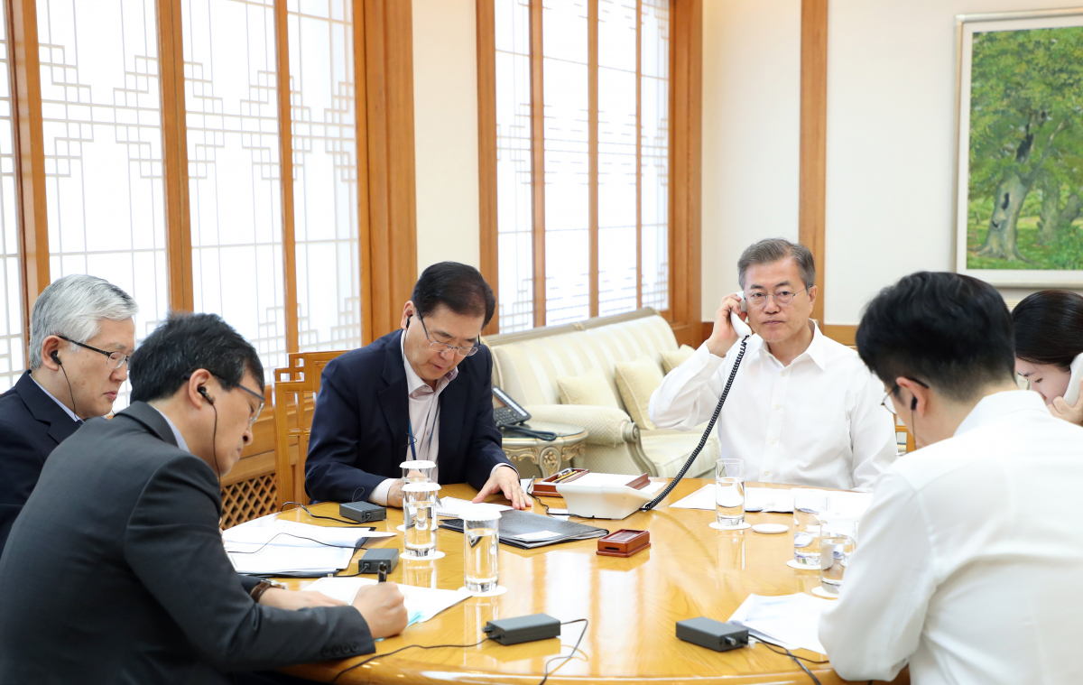 ▲문재인 대통령이 29일 오전 청와대에서 아베 신조 일본 총리와 전화 통화를 하고 있다. (연합뉴스)