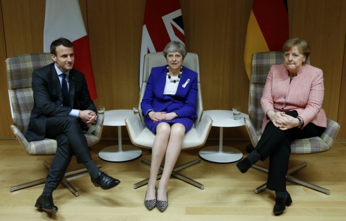 ▲에마뉘엘 마크롱(왼쪽) 프랑스 대통령, 테리사 메이(가운데) 영국 총리, 앙겔라 메르켈 독일 총리가 지난달 22일(현지시간) 유럽연합(EU)정상회담을 위해 브뤼셀에 모였다. 브뤼셀/로이터연합뉴스
