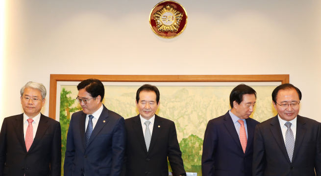 ▲ 정세균 국회의장(가운데)등 각당 교섭단체 대표들이 30일 오전 국회에서 기념촬영을 마친 뒤 자리로 향하고 있다. 왼쪽부터 바른미래당 김동철, 더불어민주당 우원식 원내대표, 정 의장, 자유한국당 김성태, 평화와 정의 노회찬 원내대표. 2018.4.30(연합뉴스)