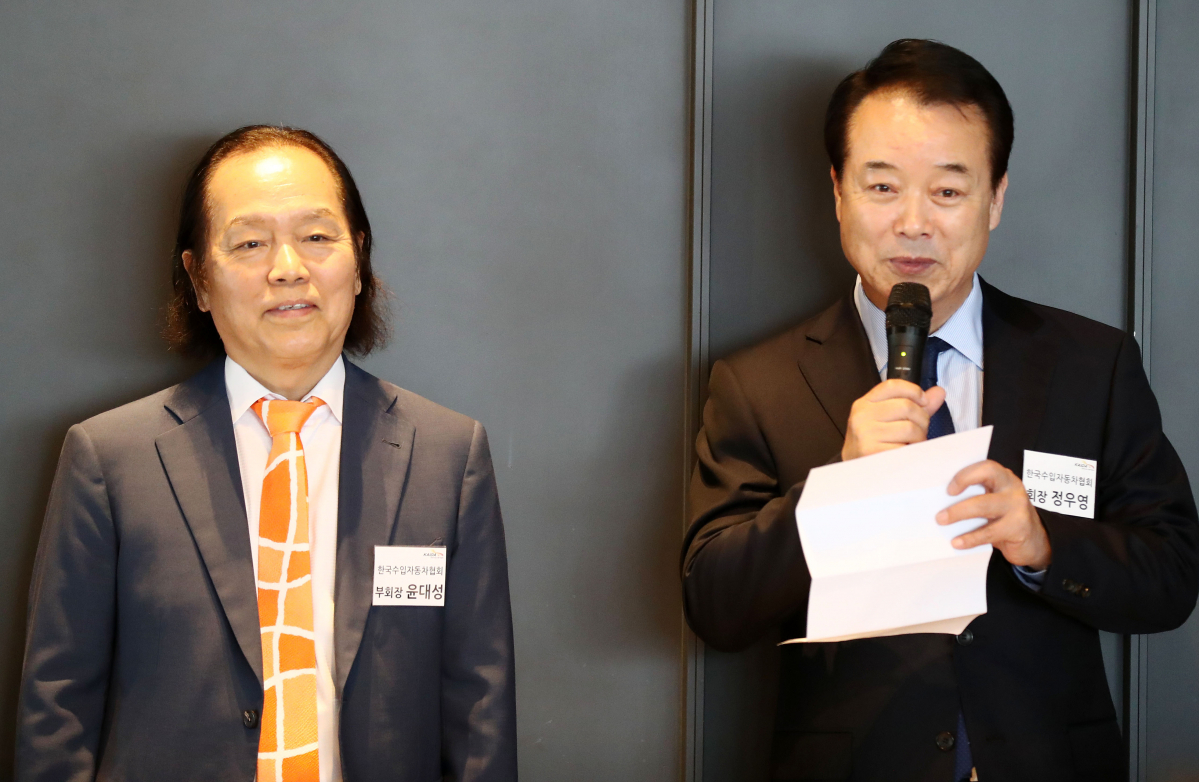 ▲'한국수입자동차협회 신임 회장 취임 간담회'에 정우영 회장(오른쪽)이 인사말을 하고 있다. 왼쪽은 윤대성 협회 상근부회장. (연합뉴스)