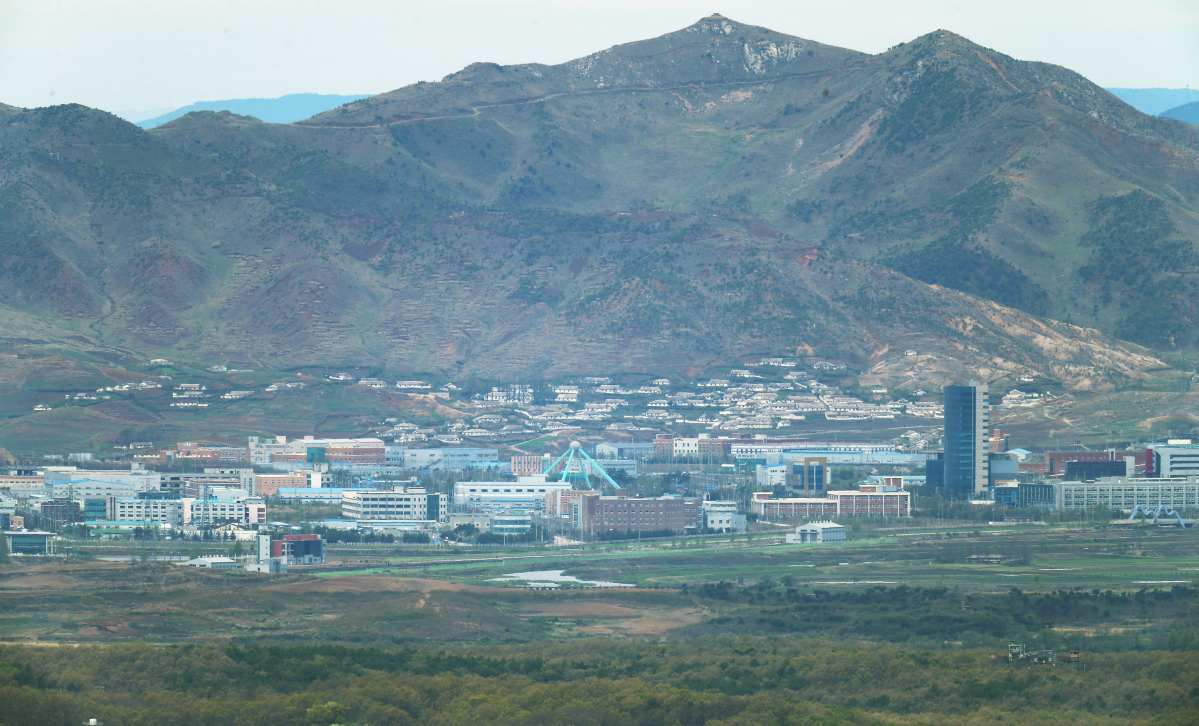▲남북정상회담 이후 남북경협에 대한 기대감이 높아지고 있다. 사진은 지난 24일 파주에서 바라본 개성공단 모습.  (연합뉴스)