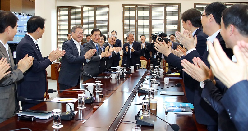 ▲문재인 대통령이 30일 오후 청와대 여민관에서 남북정상회담 이후 처음 열린 수석ㆍ보좌관회의를 주재하며 입장해 참석자들과 함께 박수를 치고 있다.(연합뉴스)