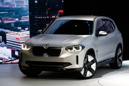 ▲독일 자동차기업 BMW의 전기자동차 iX3의 콘셉트카가 25일(현지시간) 중국 베이징모터쇼에서 세계최초로 공개됐다. 중국 정부는 전기자동차 구매 촉진을 위해 번호판 할당제를 활용하고 있다. 베이징/EPA연합뉴스
