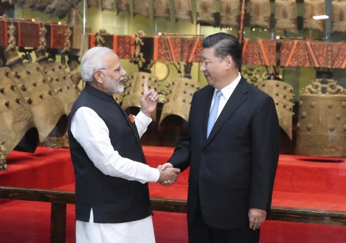 ▲나렌드라 모디(왼쪽) 인도 총리와 시진핑 중국 국가주석이 27일(현지시간) 중국 허베이성 우한에서 비공식 정상회담을 가진 자리에서 악수하고 있다. 우한/AP뉴시스
