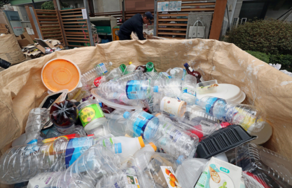 ▲서울 용산구의 한 아파트 쓰레기수거장에 주민들이 내놓은 페트병이 쌓여있다.(연합뉴스)