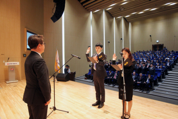 ▲한국동서발전 신입사원 대표자가 선서하고  있는 모습. (사진=한국동서발전)