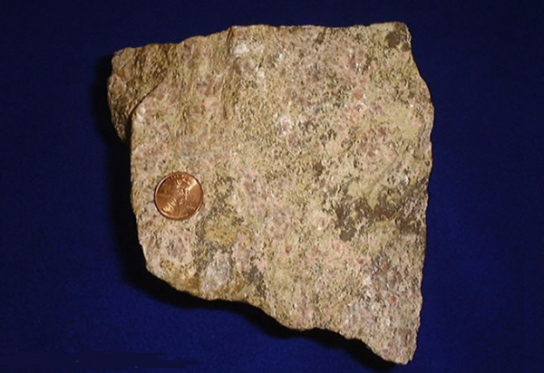 ▲1페니와 비교한 희토류 광석.(SK에너지 블로그)