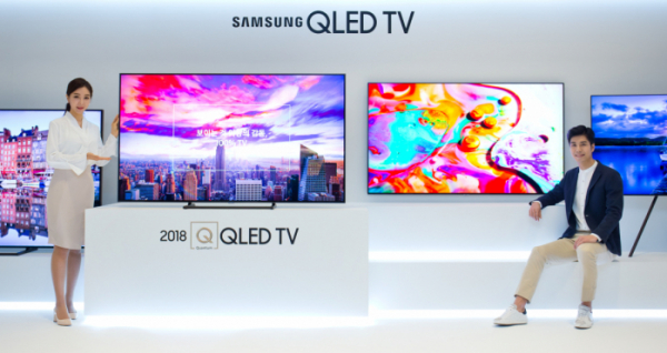 ▲삼성전자 모델들이 17일 서초사옥 다목적홀에서 2018년형 QLED TV를 소개하고 있다.(사진제공=삼성전자)