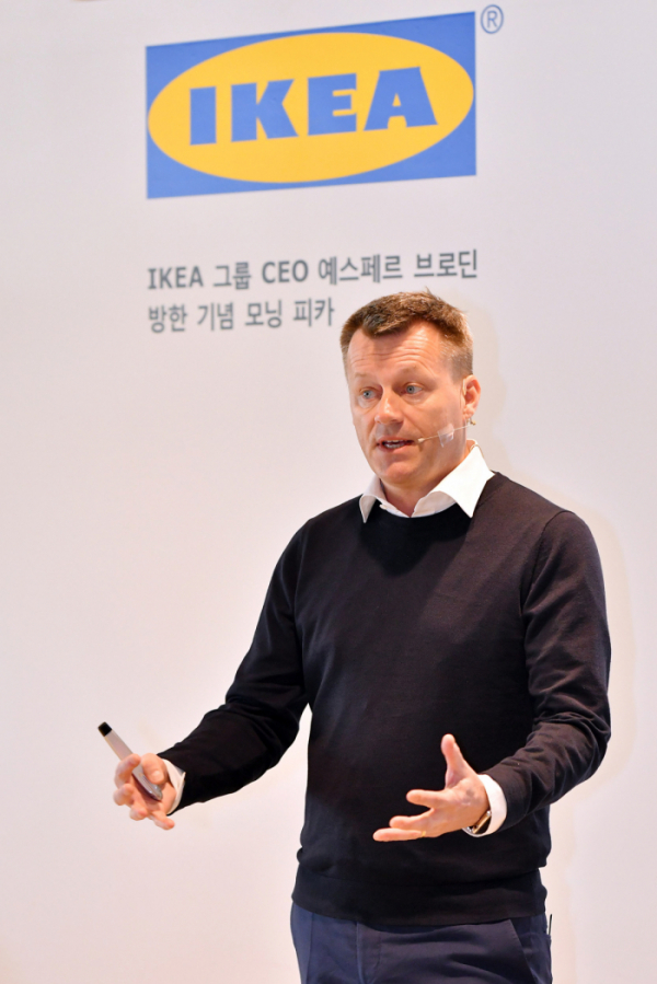 ▲예스페르 브로딘 이케아 그룹 CEO가 19일 이케아 고양점에서 열린 간담회에서 이케아의 미래에 대해 발표하고 있다.