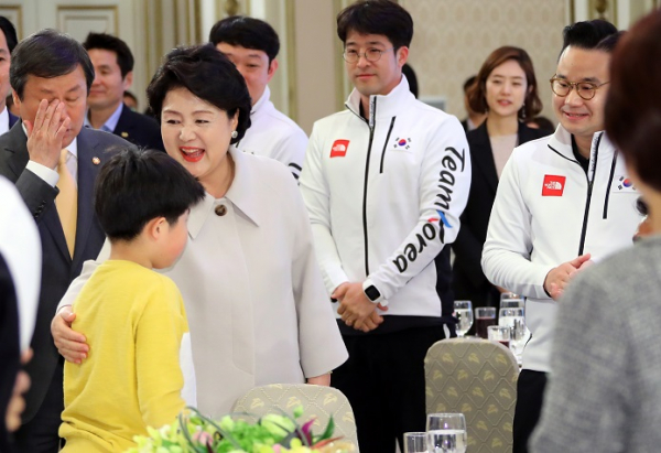 ▲문재인 대통령 부인 김정숙 여사가 20일 오후 청와대 영빈관에서 열린 2018 평창동계패럴림픽 선수단 격려 오찬에 입장하며 선수단과 가족을 격려하고 있다.(연합뉴스)