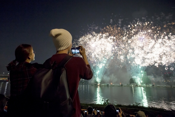 ▲한화그룹은 매년 가을 한강에서 ‘한화와 함께하는 서울세계불꽃축제’를 2000년부터 진행해왔다. 사진제공 한화