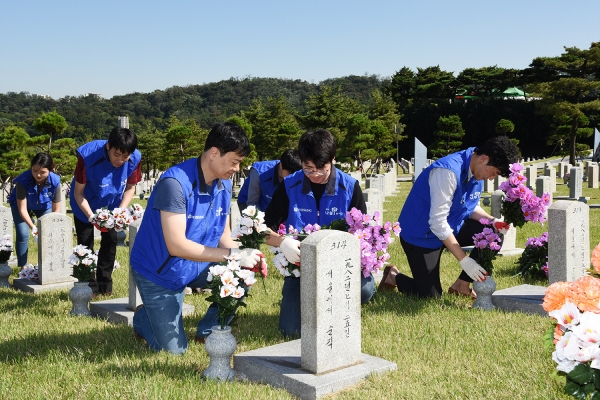 ▲효성이 제 69주년 국군의 날을 앞두고 국립서울현충원을 방문해 호국 영령을 추모했다. 사진제공 효성