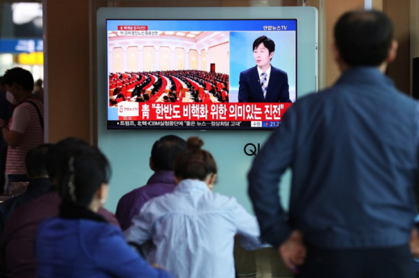 ▲21일 오전 서울역에서 시민들이 북한 핵실험장 폐기 관련 방송을 시청하고 있다.(연합뉴스)