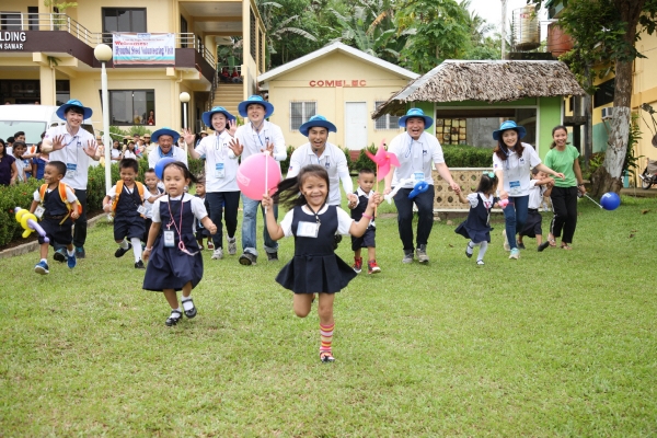 ▲현대제철 글로벌 봉사단과 필리핀 어린이들이 함께 만든 풍선아트, 바람개비 등을 들고 즐거워 하고 있다. (사진제공=현대제철)
