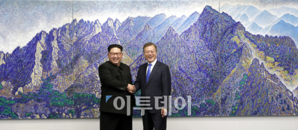 ( 27일 평화의 집 북한산 그림 앞에서 문재인 대통령과 김정은 북한 국무위원장이 기념촬영을 하고있다. 한국공동사진기자단)