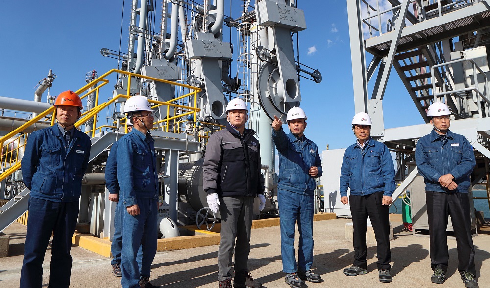 ▲한국석유공사는 양수영 신임 사장이 4월 7일부터 곡성, 여수, 거제, 울산 등 4개 석유비축기지와 울산 가스전 사무소를 방문해 현장점검을 했다고 8일 전했다. 사진은 양 사장(왼쪽 세번째)이 석유비축기지 안전점검을 하는 모습.(연합뉴스)