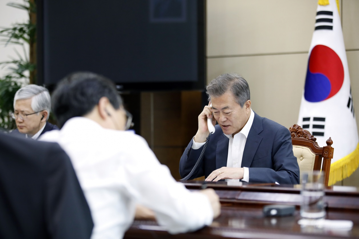 ▲문재인 대통령이 1일 오전 청와대에서 남북정상회담 결과와 북한의 비핵화 방안을 논의하기 위해 안토니우 구테흐스 유엔 사무총장과 통화하고 있다.(연합뉴스)