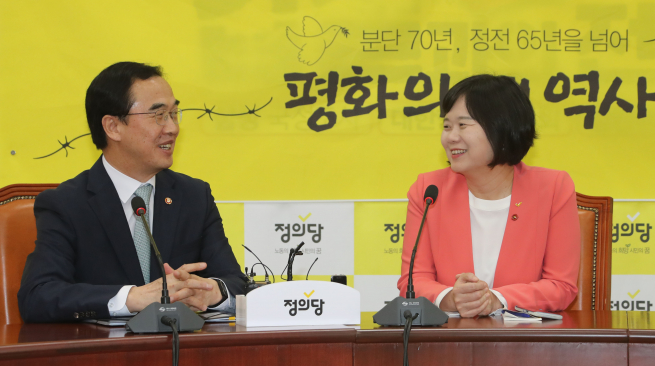 ▲정의당 이정미 대표(오른쪽)가 1일 오후 국회 당 대표실에서 남북정상회담 결과 설명을 위한 조명균 통일부 장관의 예방을 받고 이야기하고 있다. 2018.5.1 (연합뉴스)