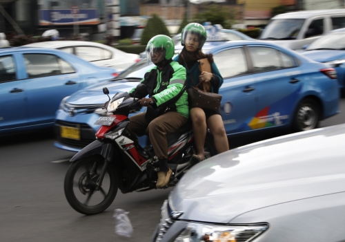 ▲인도네시아 자카르타에서 한 승객이 차량공유업체 고젝의 오토바이 운송 서비스를 이용하고 있다. 자카르타/AP뉴시스