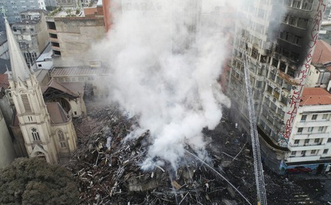 ▲브라질 상파울루에서 고층 빌딩이 화재로 무너졌다.(AP/연합뉴스)