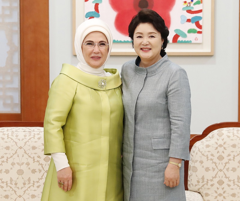 ▲문재인 대통령의 부인 김정숙 여사가 5일 청와대에서 한국을 국빈 방문중인 레제프 타이이프 에르도안 터키 대통령의 부인 에미네 에르도안 여사와 기념촬영 하고 있다.(연합뉴스)