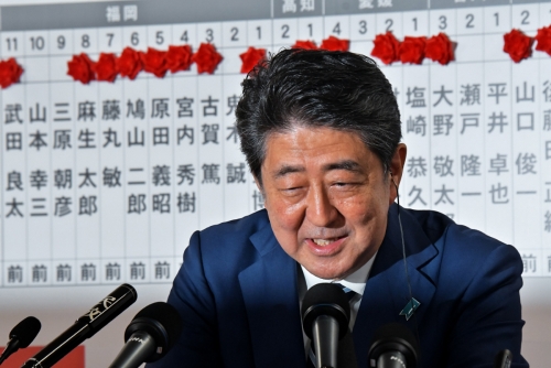 ▲아베 신조 일본 총리가 작년 10월 22일(현지시간) 기자회견에서 기자들의 질문에 답하고 있다. 도쿄/UPI연합뉴스