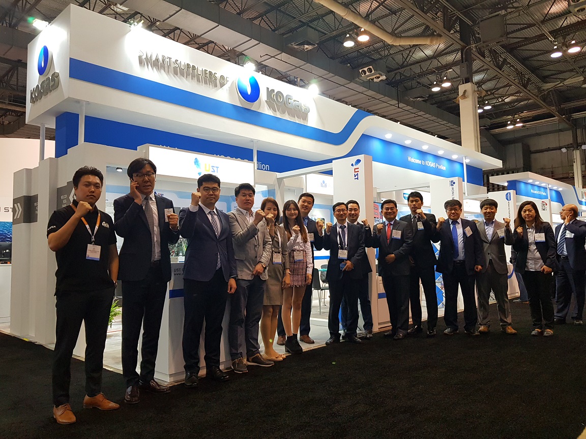 ▲지난달 30일부터 이달 3일까지 미국 휴스턴 NRG 파크에서 열리는 ‘2018 해양기술 박람회(OTC)’에서 한국가스공사가 중소기업의 미주시장 진출 지원을 위해 마련한 ‘천연가스 산업 동반성장관’에서 가스공사, 중소기업 관계자 등이 기념촬영을 하고 있다.(한국가스공사)