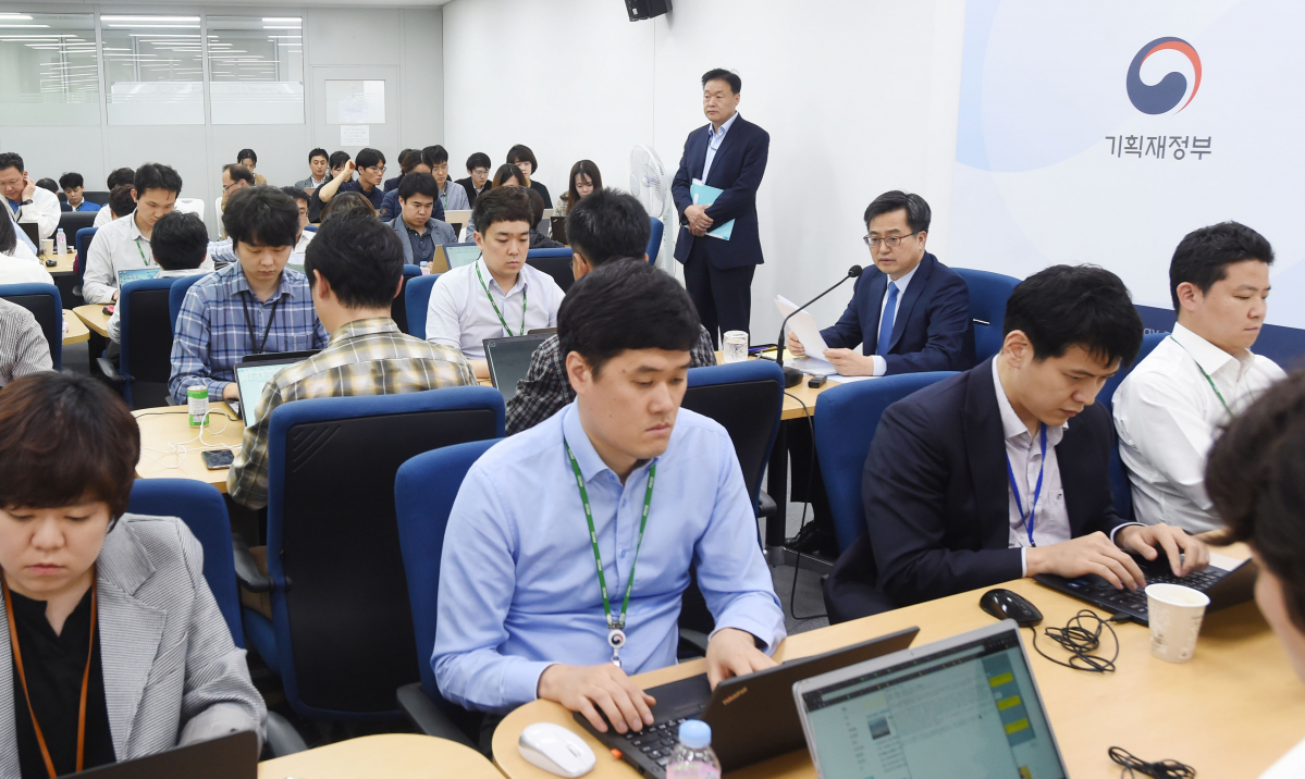 ▲김동연 부총리(오른쪽 세 번째)가 2일 정부세종청사 기재부 기자실에서 월례간담회를 열고 최근 경제현안을 설명하고 있다.(기획재정부)
