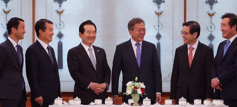 ▲문재인 대통령이 3일 오후 청와대에서 열린 헌법 기관장 초청 오찬에서 참석자들과 환담하고 있다. 문 대통령은 이날 오찬에서 남북회담 결과와 이행 방향에 대해 설명했다. (왼쪽부터) 한병도 정무수석, 이진성 헌법재판소장, 정세균 국회의장, 문 대통령, 권순일 중앙선관위원장, 이낙연 국무총리. 김명수 대법원장은 해외 출장 관계로 참석하지 못했다.(연합뉴스)