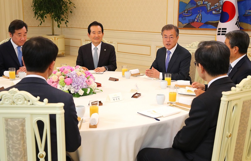 ▲문재인 대통령이 3일 오후 청와대에서 열린 헌법 기관장 초청 오찬에서 남북회담 결과와 이행 방향에 대해 설명하고 있다.(연합뉴스)